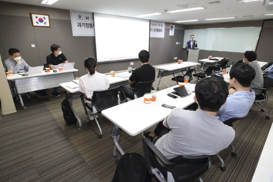 지난 7월 31일 진행된 코로나19 확산예측 연구 얼라이언스 성과발표회에서 변형균 KT AI·BigData서비스담당  상무가 발표하고 있다. KT 제공